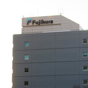 フジクラが後場急騰し新高値、データセンター向け好調で今期は一転連続最高益更新へ